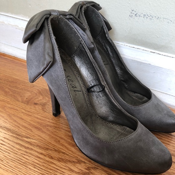 Cute grey heels with bow! - Picture 2 of 3